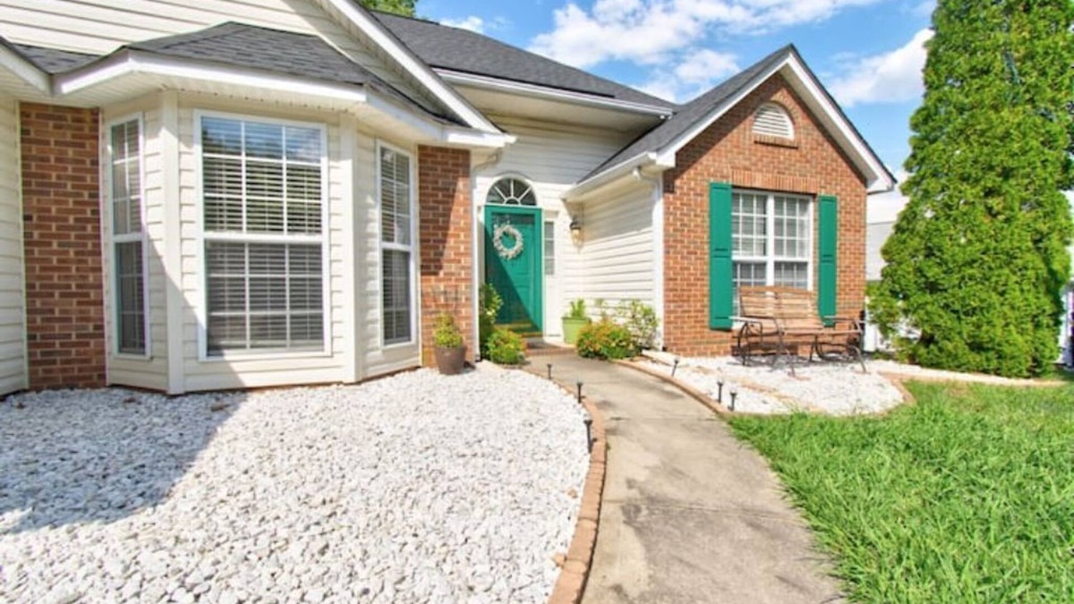 Davis Lake - Eastfield House | Centrally-located Cozy & Relaxing Charlotte Ranch