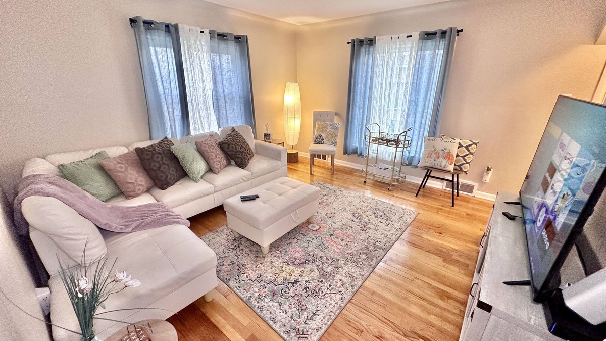 Roseville House | Centrally Located Farmhouse Bungalow - 58” Tv 600 wifi