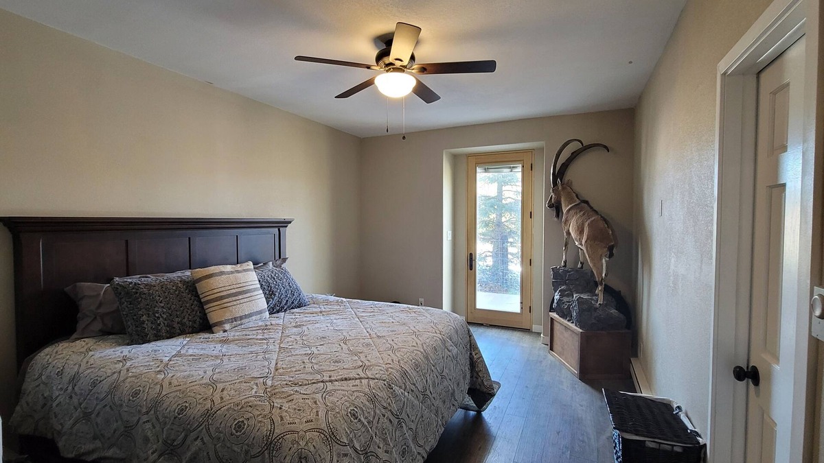 Burns Cottage | Centrally Located Guest House only 25 mins to ski resorts and hot Springs