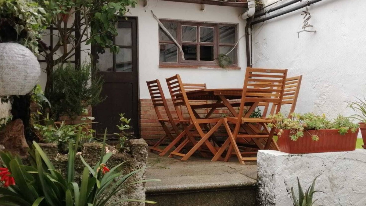 Banyoles House | Centrally located house with patio