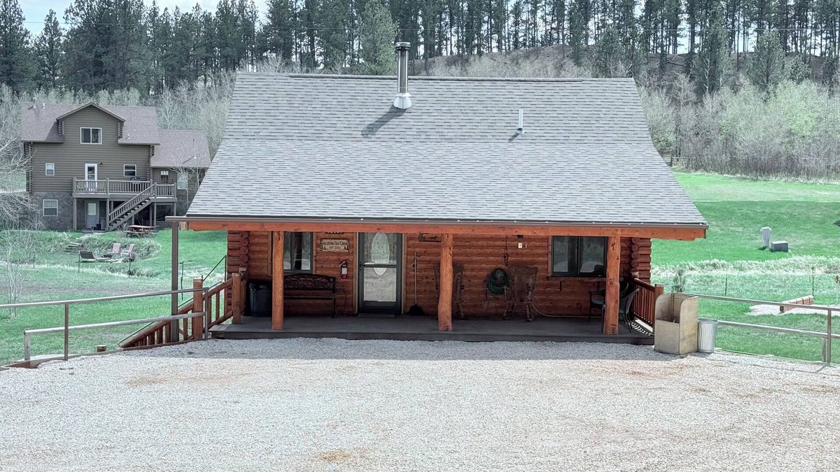 Hill City Cabin | Centrally located in the heart of the Black Hills.