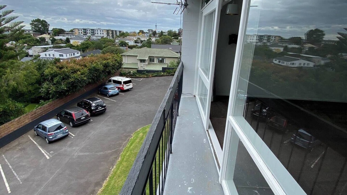 Mount Eden Apartment | Centrally Located Light-filled Studio w/Parking