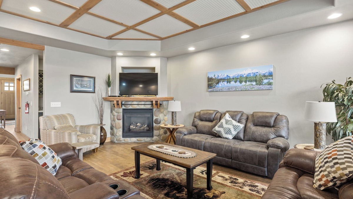 Red Lodge House | Centrally Located Luxury Home right on Rock Creek perfect for Large Groups