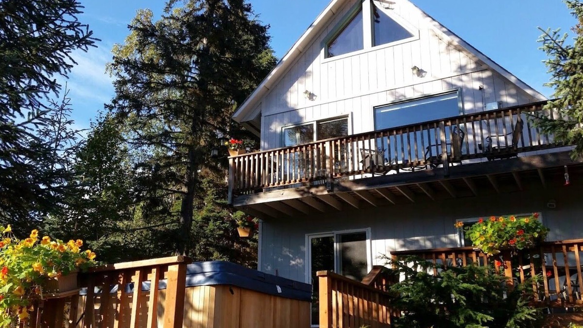 Moose Pass Ski Chalet | Centrally Located Private Chalet with amazing views! Bonus: Hot Tub