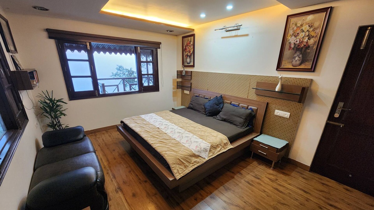 The Mall Road Villa | Centrally-located Rustic Villa in the woods. (900 meters from Mall road)