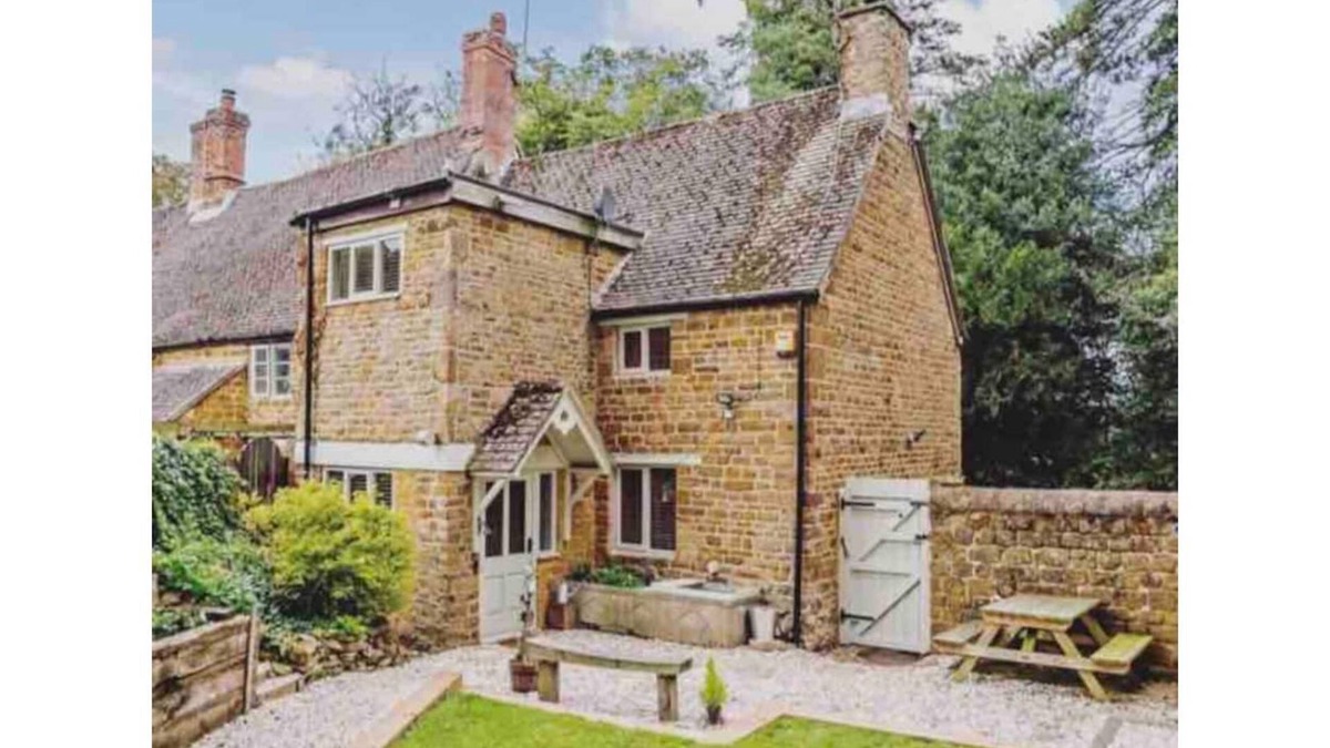 Culworth House | Centrally Located stone cottage with Log Burner