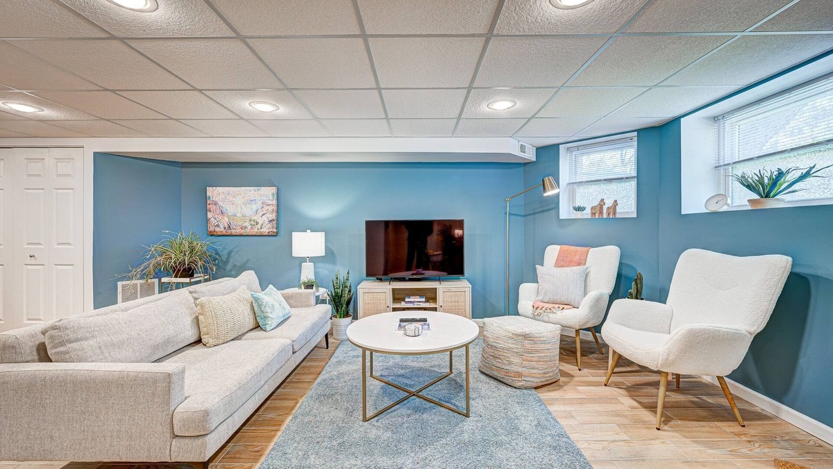 Lakewood-Balmoral Condo | Centrally Located Swedish Design Andersonville 2bd by AllSet Turnover