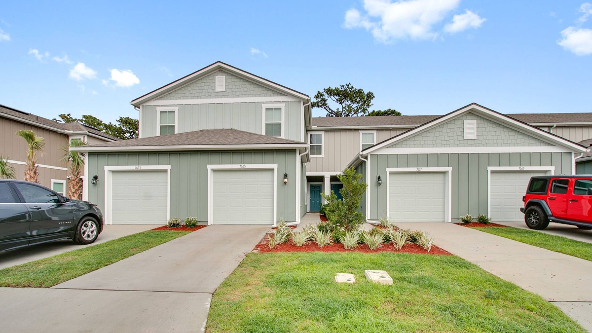 Baymeadows House | Centrally Located Townhome!