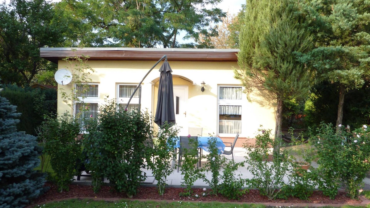 Pankow House | Centrally located vacation home in a garden with a parking space