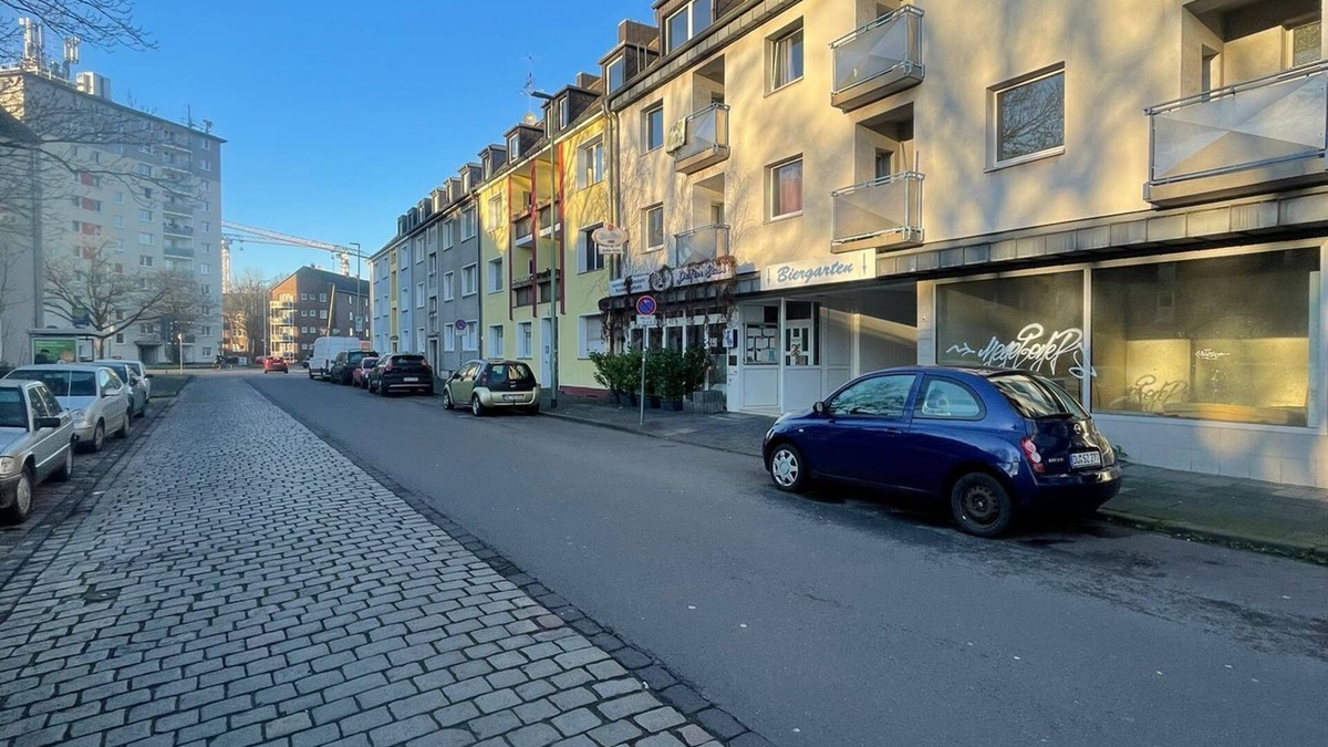 Duisburg Mitte Apartment | CentralSuites Duisburg - Shower, Livingroom & WIFI