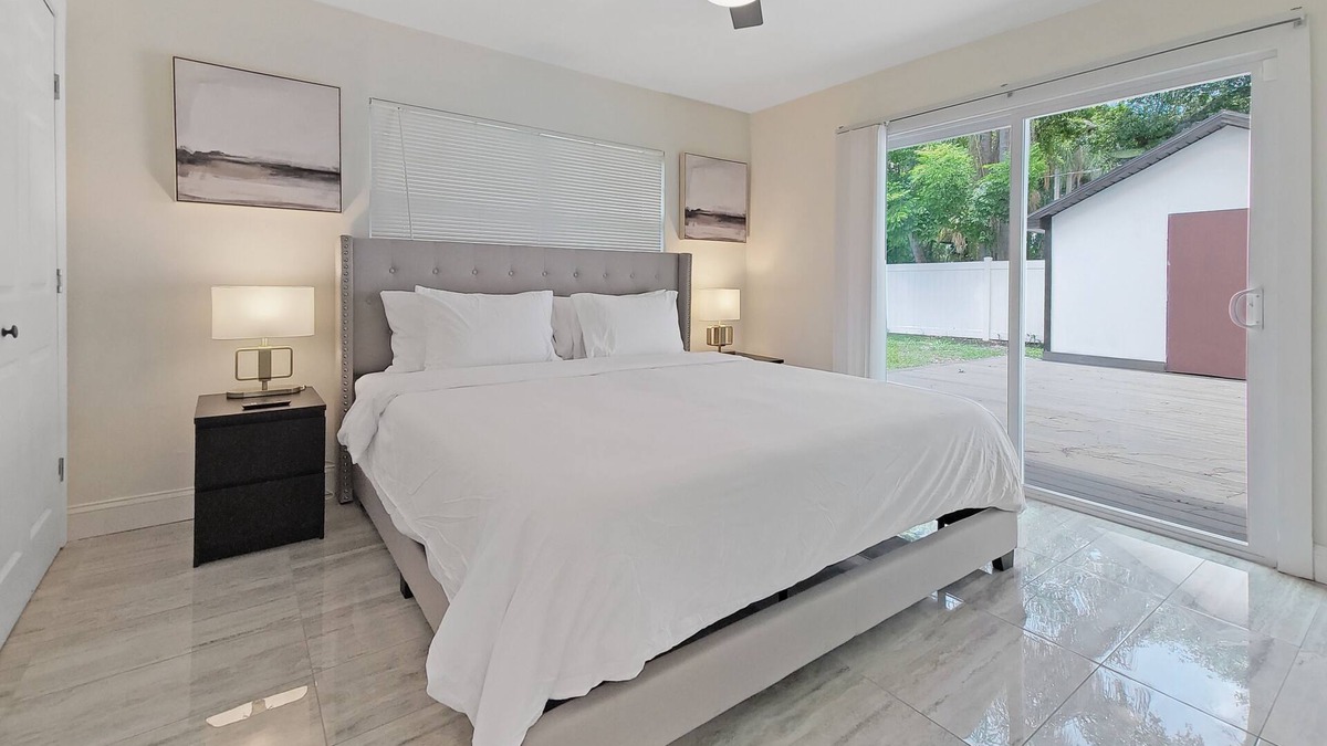 Bay Crest Park House | Centric Vacation Home with Detached Guest Suite