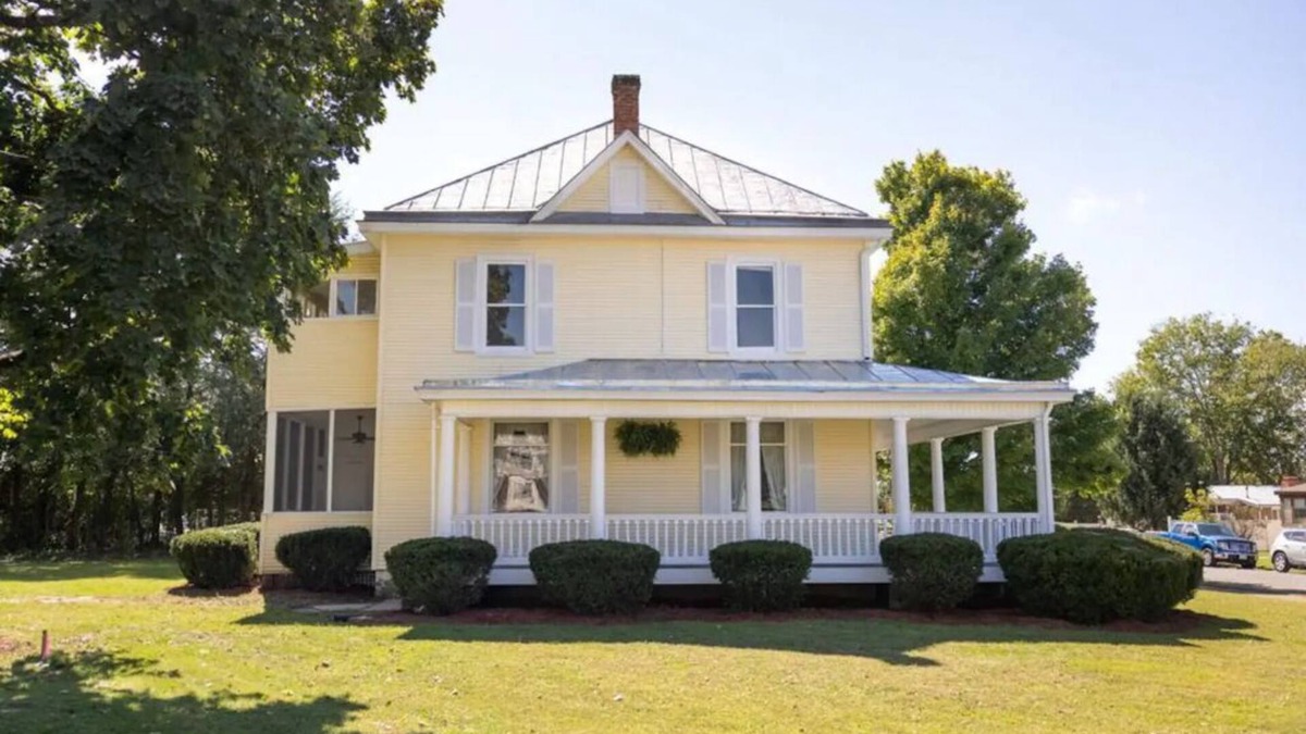 Buena Vista House | Century old 4 bedroom close to SVU, sleeps 8.
