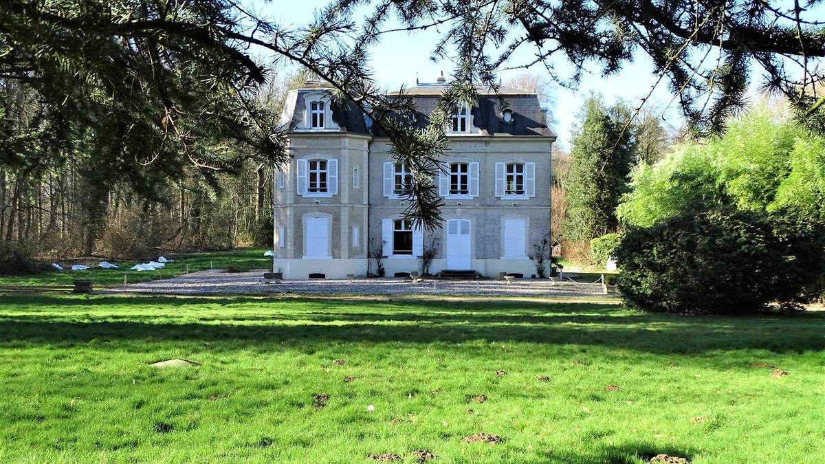 Mons-Boubert Other | Château Baie de Somme sleeps 10 in four-poster beds