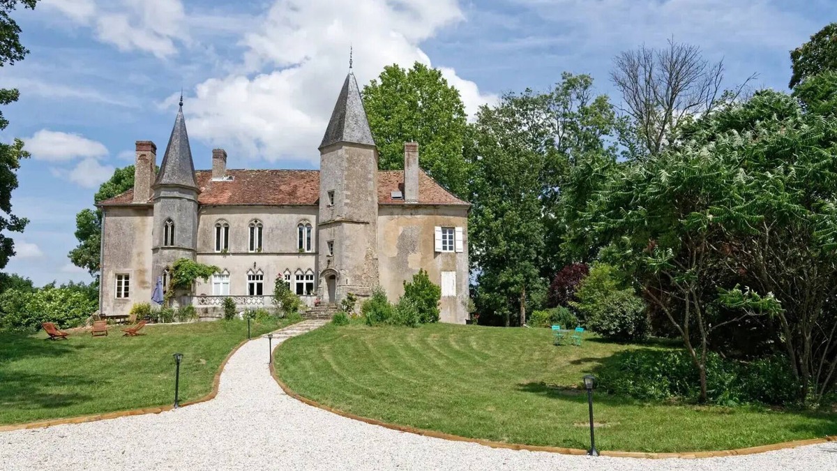 Saint-Forgeot Bed & Breakfast | Château de Millery, Noctua room