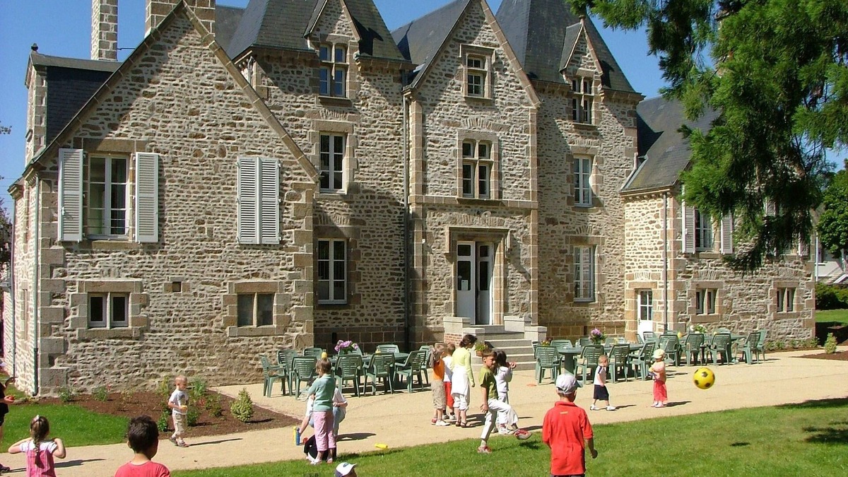 St Denis de Gastines Bed & Breakfast | Château du Bourg