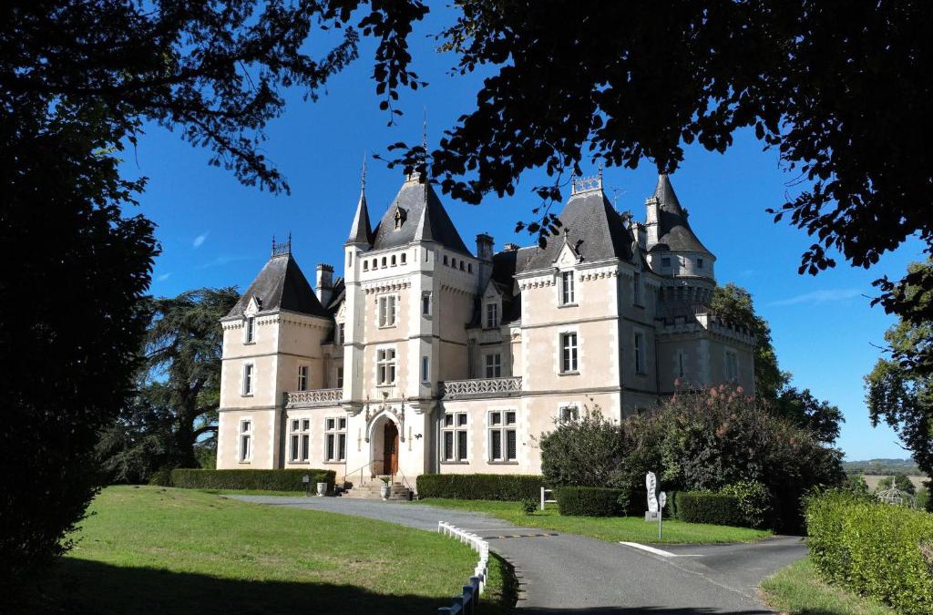 Cluis Bed & Breakfast | Château historique avec suite dans la tour et confort moderne - FR-1-591-658