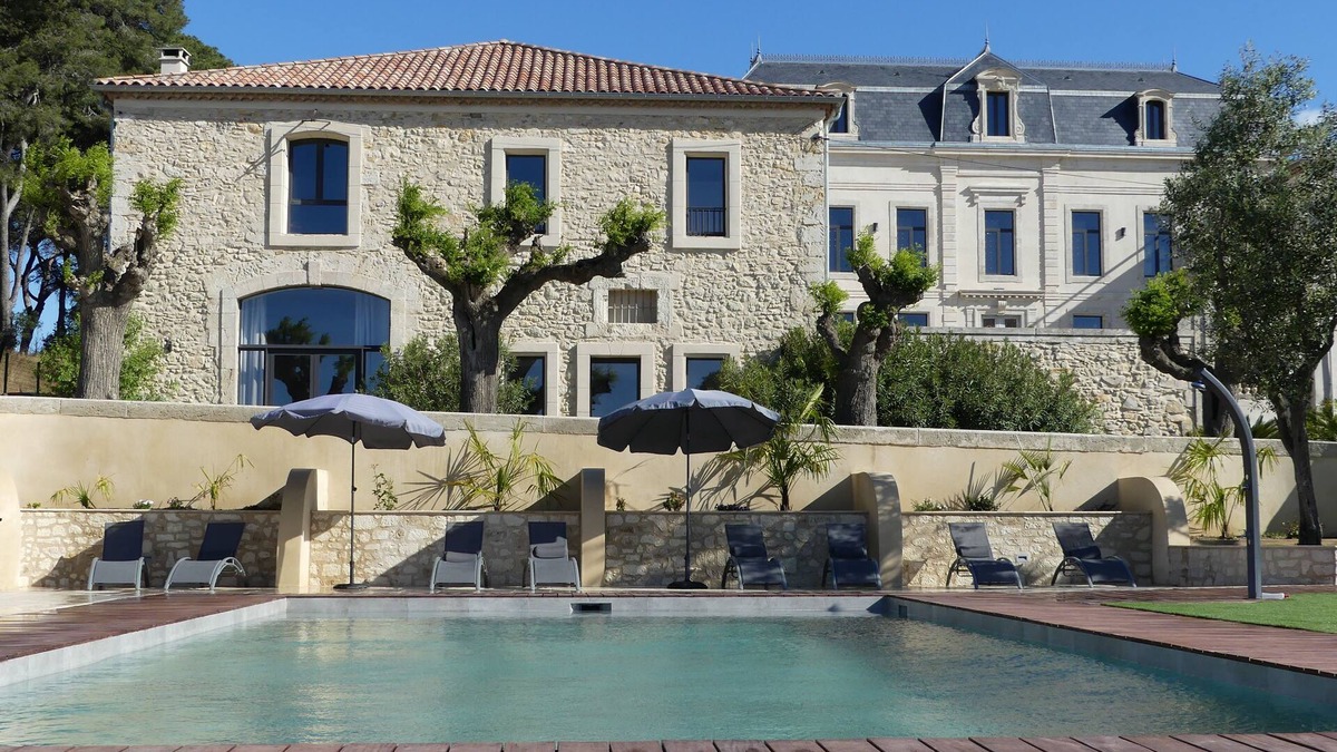 Vendres Apartment | Château La Vidalle - Gite Caroual - Vue sur la Piscine et les Chevaux