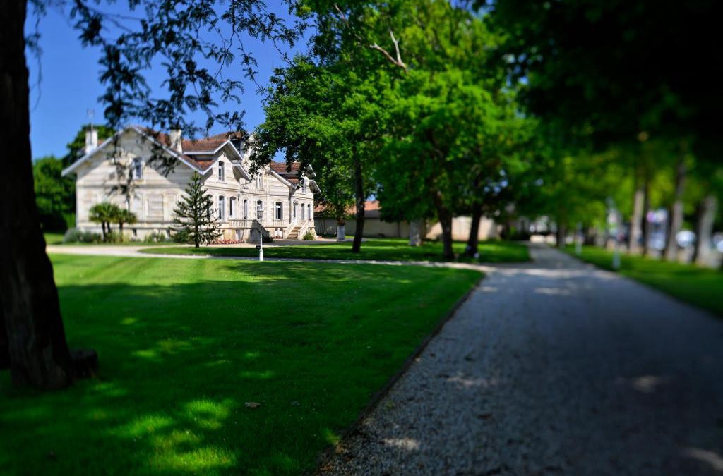 Moulis-en-Medoc Bed & Breakfast | Château Maucaillou