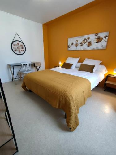 Saint-Amand-en-Puisaye Apartment | Château, poteries, vins et randonnées 2