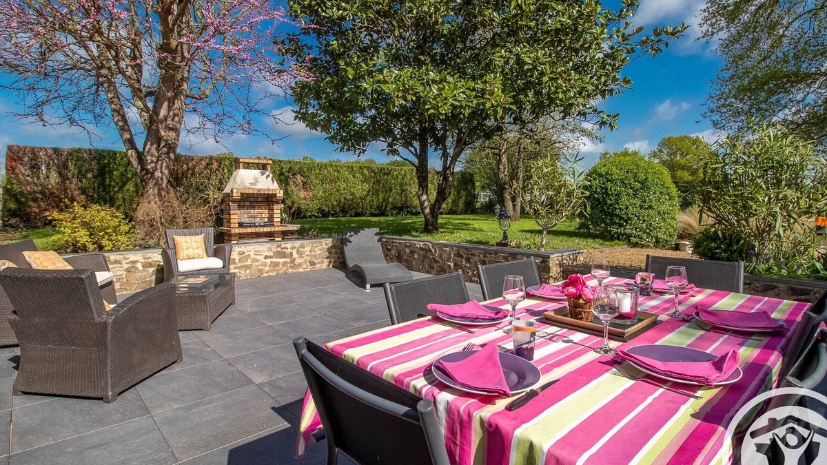 Morannes Cottage | Charming cottage with garden, near water activities