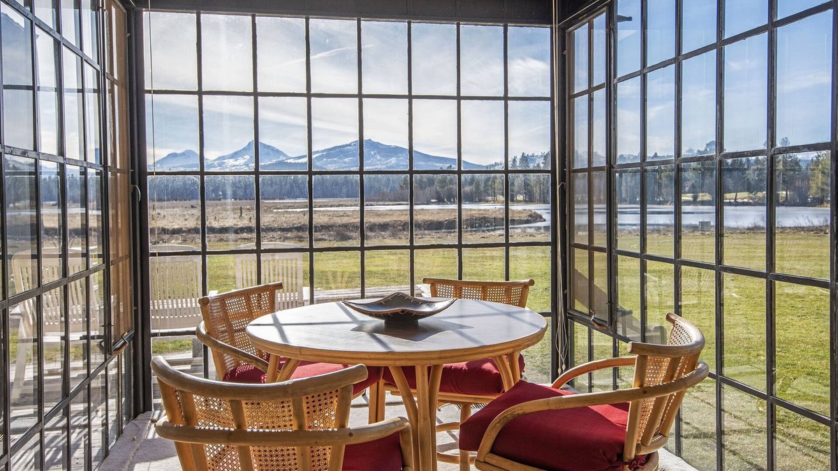 Black Butte Ranch House | CH059 | REDUCED RATES THRU 2025 - Pet friendly with Lake & Mountain views!