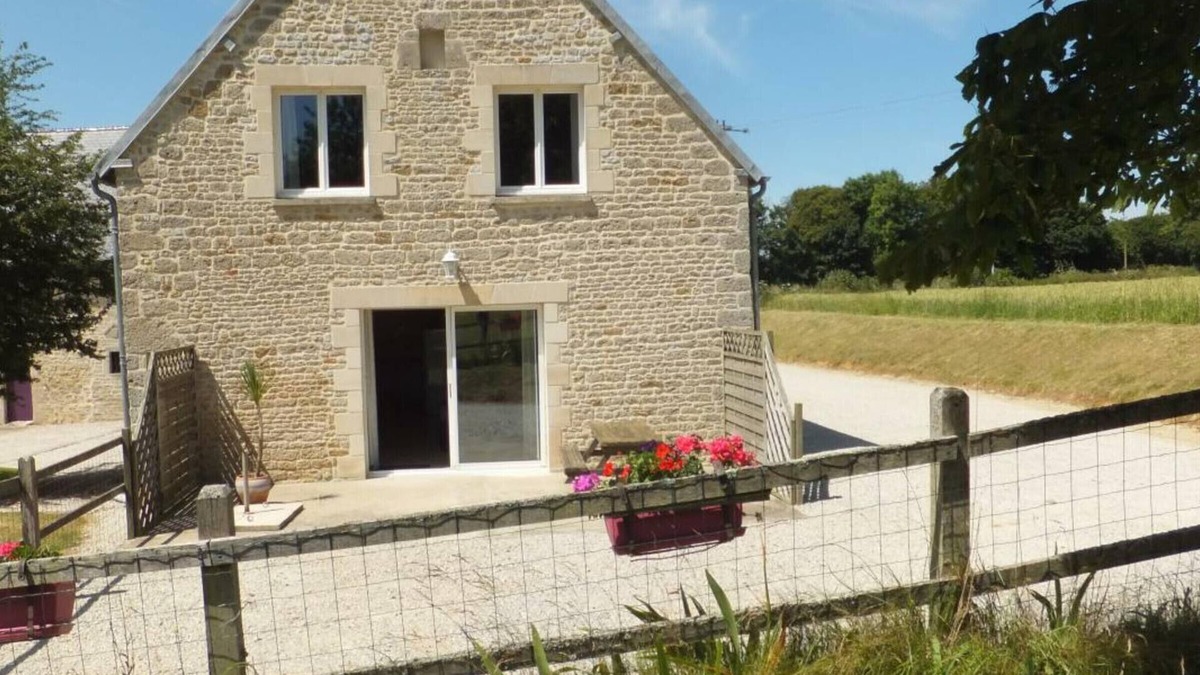 Saint-Germain-de-Varreville Cottage | Charming Country House Near Beaches, Sleeps 6, Pet-Friendly, Wi-Fi, BBQ, Parking