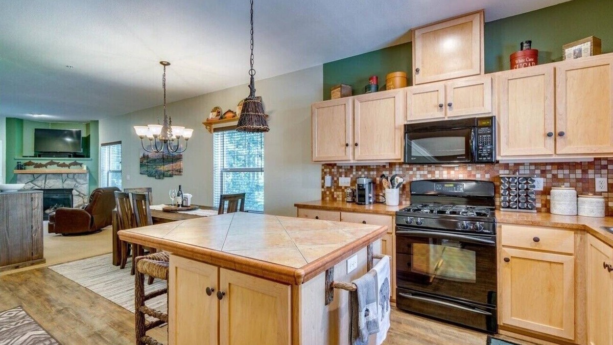 Government Camp Ski Chalet | Chalet 106 at the Official Collins Lake Resort