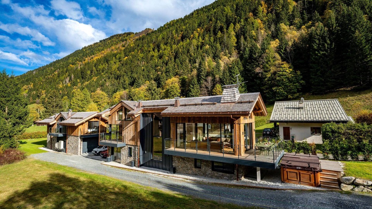 Le Lavancher Ski Chalet | Chalet + 10m pool, daily housekeeping & pastries