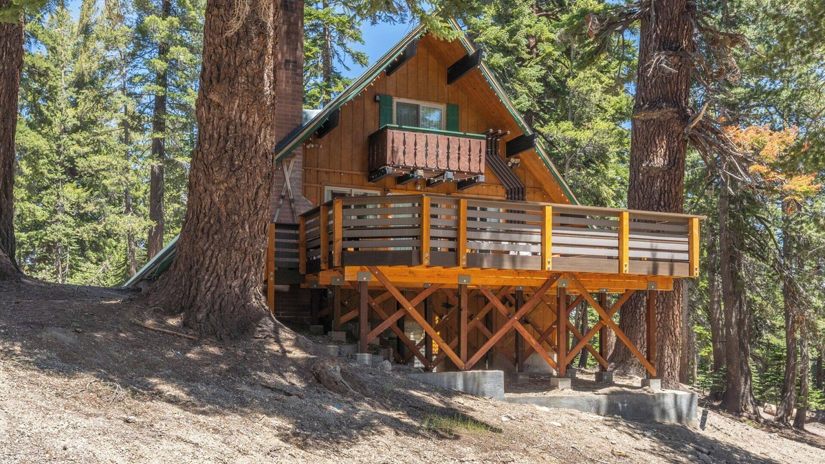 Mammoth Lakes Ski Chalet | Chalet #21, Slope Side Ski in Ski Out Spacious Fam