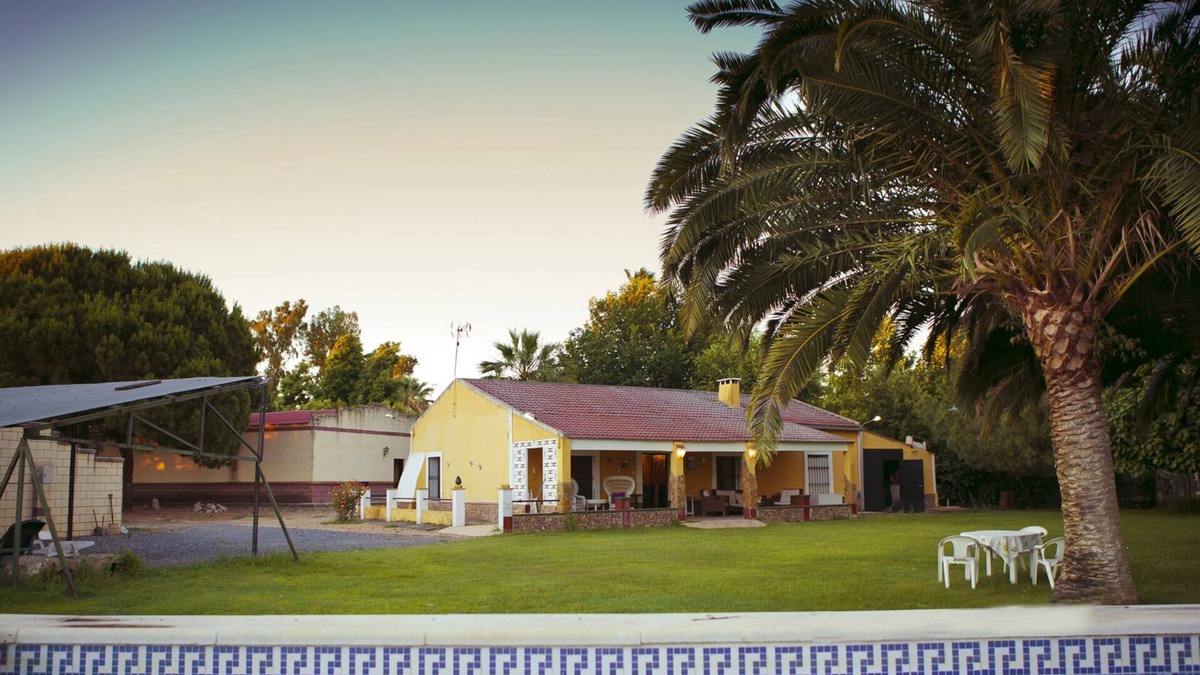 Puebla de la Calzada Villa | Chalet, 4 rooms, pool .