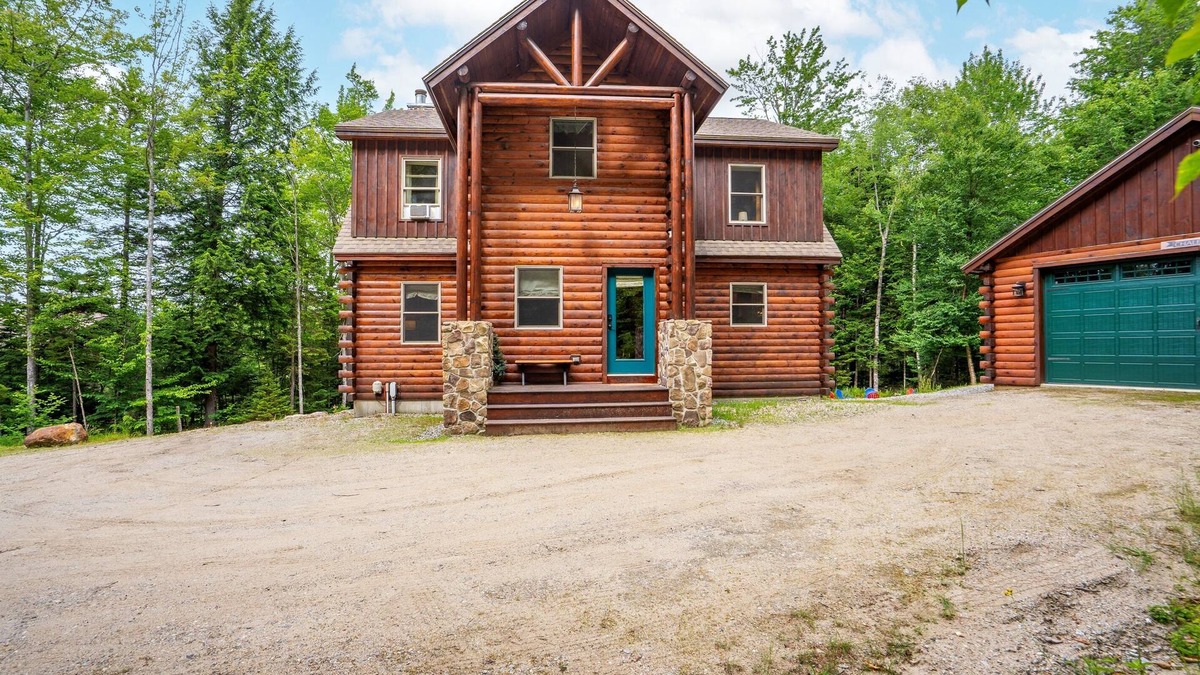 Sunday River Area Ski Chalet | Chalet 76| HotTub! Slps15, Close to Mtn, Dogs Ok!