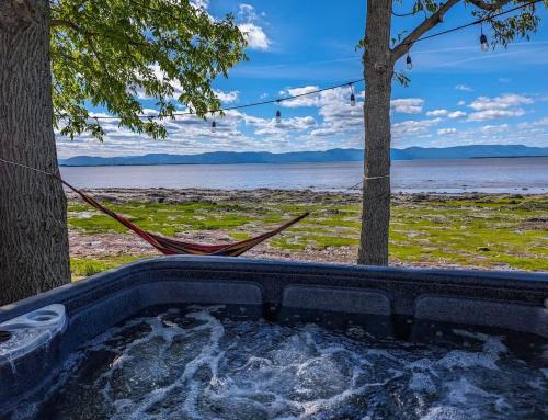 Cap-Saint-Ignace Ski Chalet | Chalet #9 Waterfront with Spa Fireplace Wifi & AC
