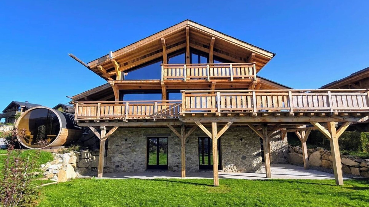 Superbolquere Ski Chalet | Chalet Aguila 5* (NEW) sleeps 12 - XXL. jacuzzi and panoramic sauna