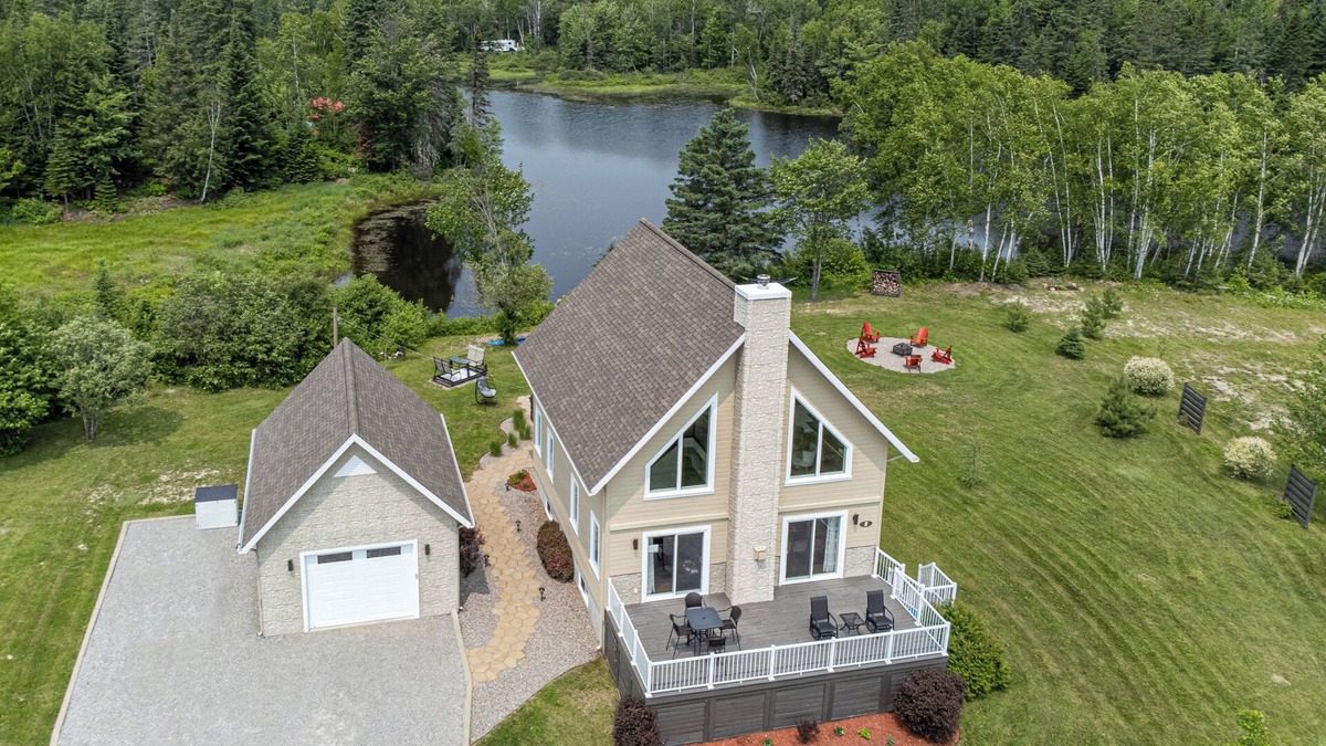 Saint Urbain Ski Chalet | Chalet Alexia: Activities and relaxation by the small lake