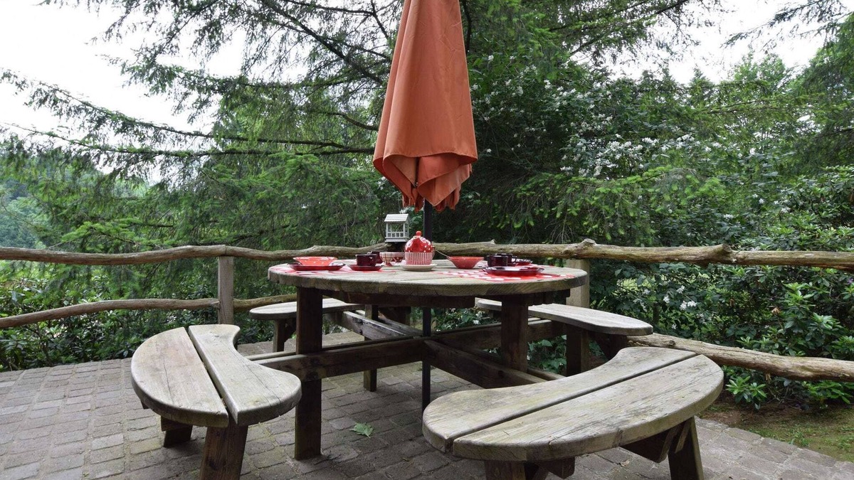 Houffalize Ski Chalet | Chalet and gypsy caravan in a green and peaceful