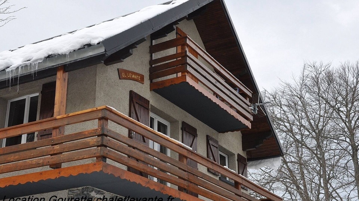 Eaux-Bonnes Ski Chalet | Chalet apartment in resort center with private parking & garage