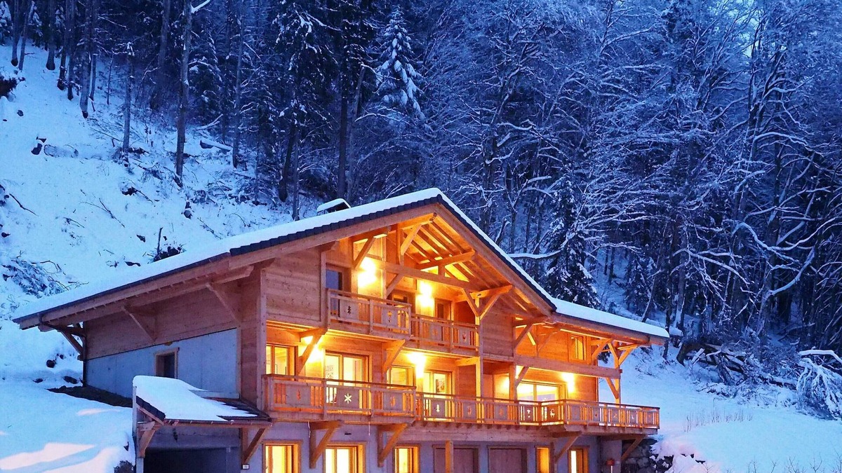 Araches-la-Frasse Ski Chalet | Chalet Arpitan: stunning panoramic mountain view, wifi, parking