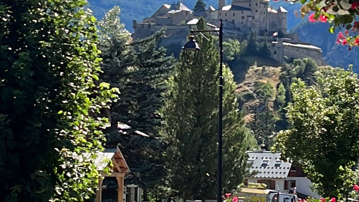 Chateau-Ville-Vieille Ski Chalet | Chalet at the foot of the castle, in the heart of the Queyras mountains