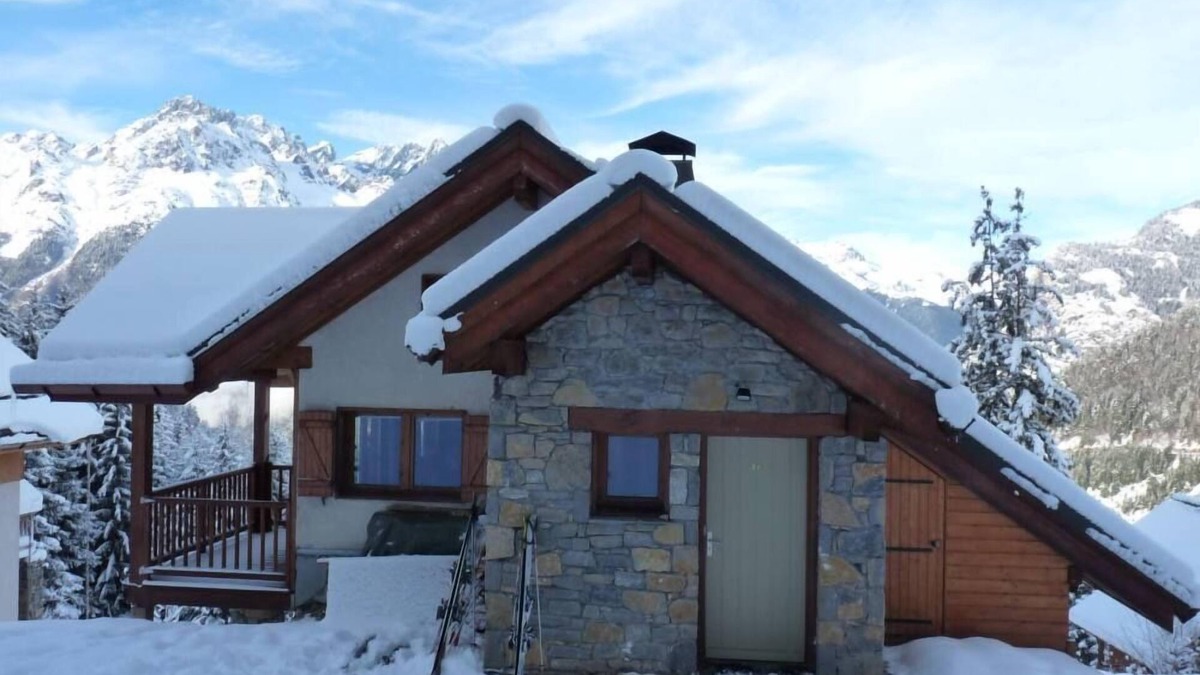 Oz Ski Chalet | Chalet at the foot of the slopes with mountain view.