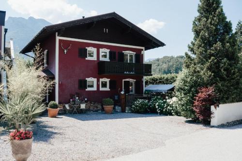 Golling an der Salzach Ski Chalet | Chalet Austria, up to 10 p, 15 min to salzburg city, garden with direct amazing mountainview, BBQ&bikes&sunbeds for free, 15 min sound of music