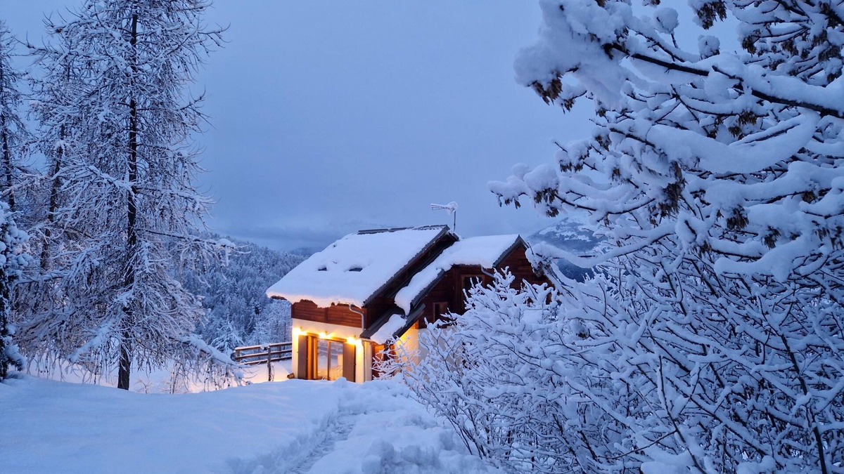 Enchastrayes Ski Chalet | Chalet bois le Sauze, 12 pers, ideally located, self-contained, 360° view over the valley