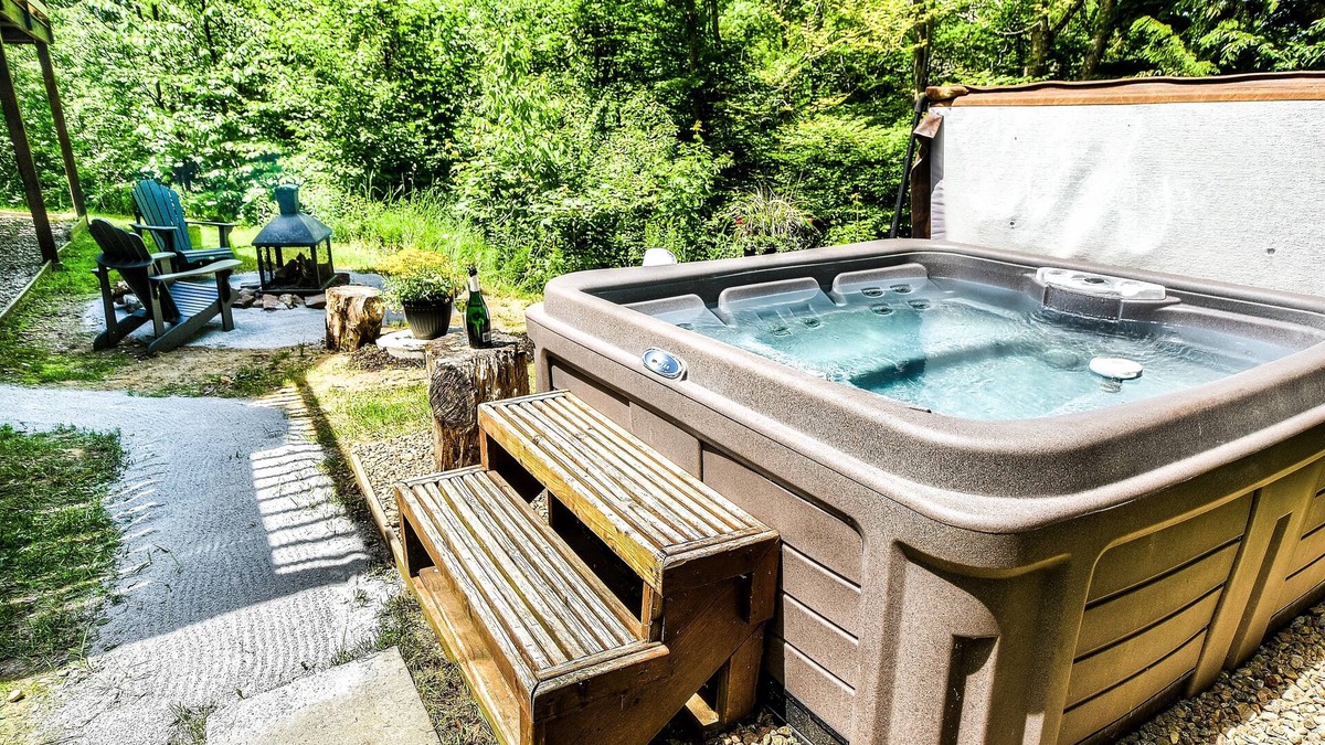 Labelle Ski Chalet | Chalet Boreal - Private Hot Tub, Lake, Kayaks, Pool Table, Incredible Retreat!