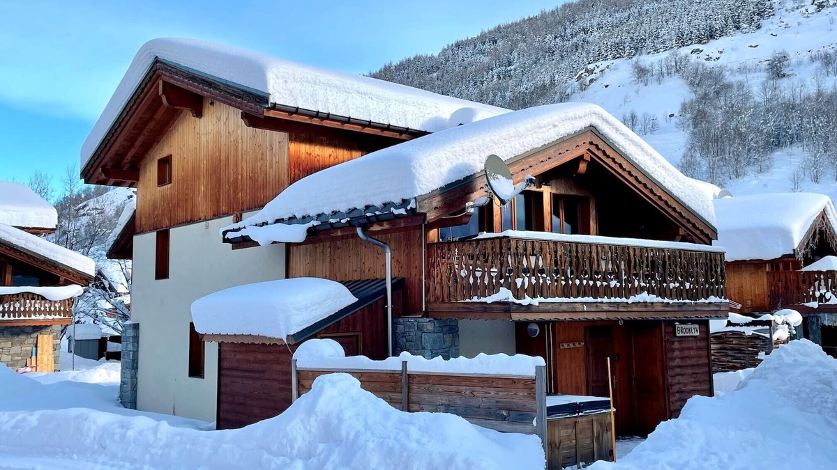 Le Bettaix Ski Chalet | Chalet Brooklyn 15+/on the slopes/3Valleys/jacuzzi/sauna/fireplace/wifi/XBox