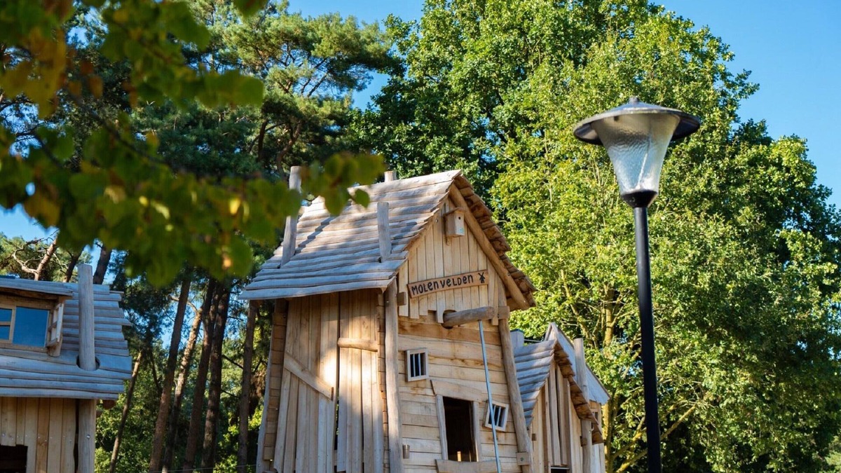 Knegsel Ski Chalet | Chalet by Pond With Sauna
