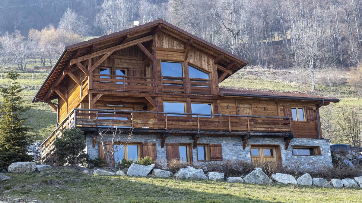 Sallanches Ski Chalet | Chalet 'Chalet Face Au Mont-blanc' with Mountain View, Wi-Fi and Air Conditioning