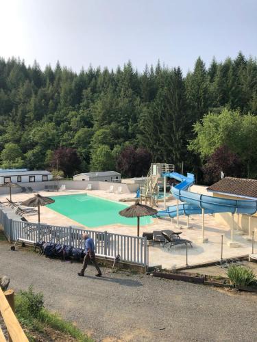 Chazelles-sur-Lyon Ski Chalet | Chalet dans camping avec piscine