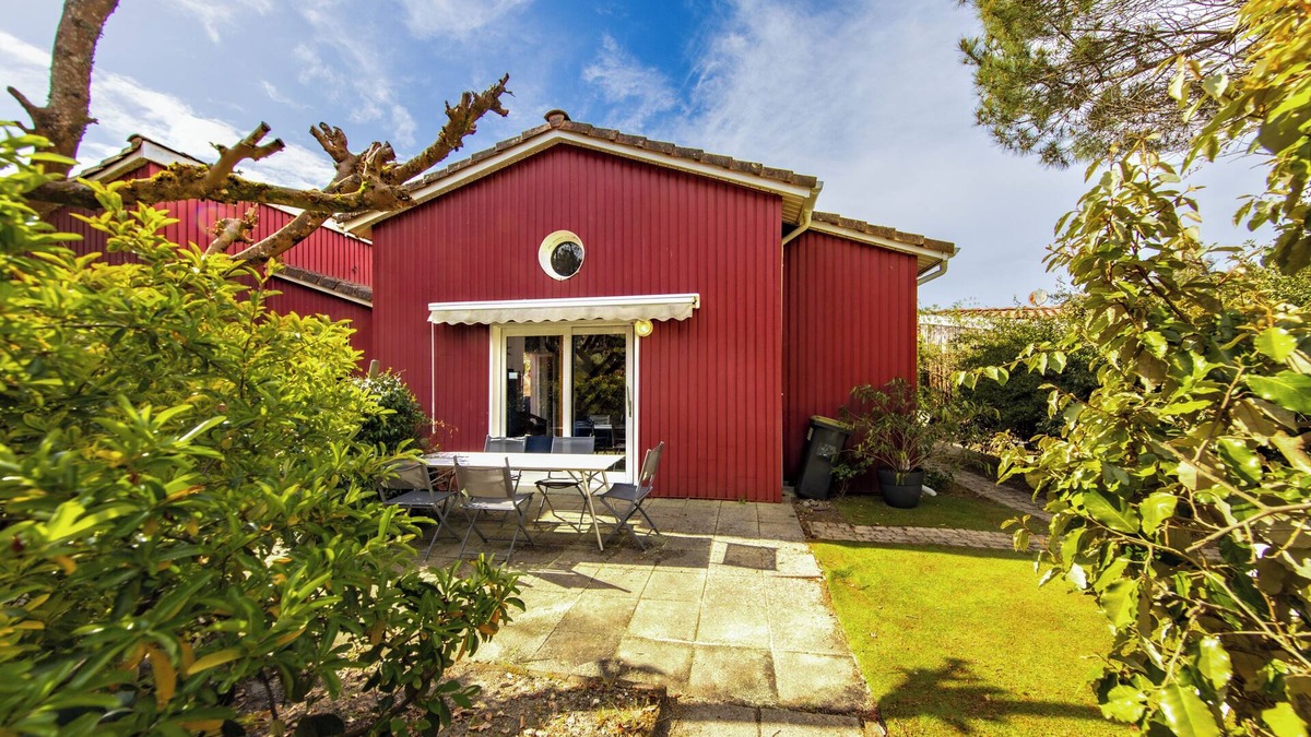 Hourtin Ski Chalet | Chalet 'De Droite' with Private Terrace and Private Garden