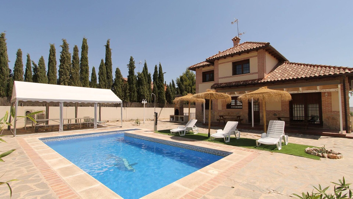 Ciempozuelos Ski Chalet | Chalet de la Flor. TuCasaTemporal