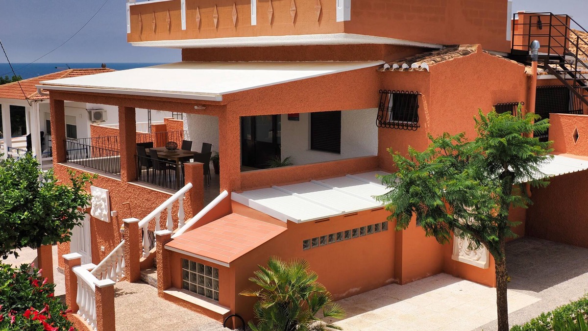 Los Puertos Ski Chalet | Chalet de Lujocasa Terracota con Piscina, 3 Cocinas, 6 Habitaciones y 6 Baños