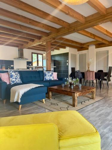 Turenne Ski Chalet | Chalet de Russac - 6 personnes - Jardin clôturé avec terrasse aménagée